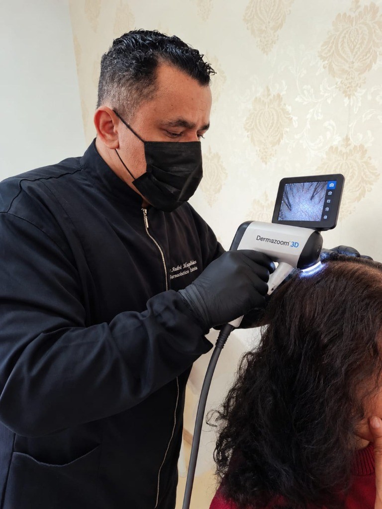 Dr. André Magalhães realizando análise do couro cabeludo com Dermazoom 3D