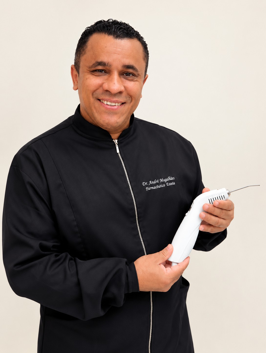 Retrato profissional do Dr. André Magalhães, farmacêutico esteta especialista em tricologia em Osasco